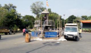 Dr. Baba Saheb Ambedkar's statue is rugged | डॉ. बाबासाहेब आंबेडकर यांच्या पुतळ्याला कठडे Dr. Baba Saheb Ambedkar's statue is rugged | डॉ. बाबासाहेब आंबेडकर यांच्या पुतळ्याला कठडे