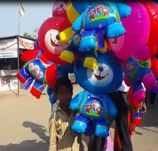 VIDEO: Selling them at the time of the shoot, the other fun | VIDEO : बागडण्याच्या वयात ते विकतात दुस-यांना आनंद