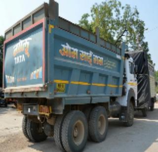 Unauthorized sand transport, seized more than Rs | विनापरवाना वाळूची वाहतूक,साडेबारा लाखांचा मुद्देमाल जप्त