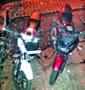 Three lakhs of goods were seized from two suspects | दोन संशयितांकडून तीन लाखांचा माल जप्त