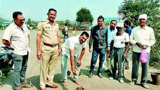 The start of the repair of the lost road | घोटीत रस्ता दुरुस्तीला सुरुवात The start of the repair of the lost road | घोटीत रस्ता दुरुस्तीला सुरुवात