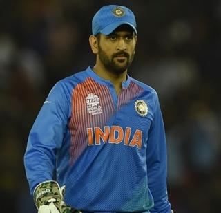 Mahendra Singh Dhoni breaks Sachin's record of sixes | महेंद्रसिंह धोनीने तोडला सचिनचा षटकारांचा विक्रम