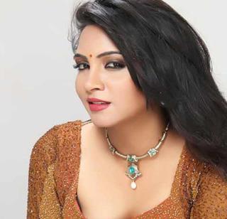 Model Arshi Khan has been arrested in Pune for selling, selling the body | मॉडेल अर्शी खानला पुण्यात हॉटेलमध्ये अटक, देहविक्रयचा आरोप