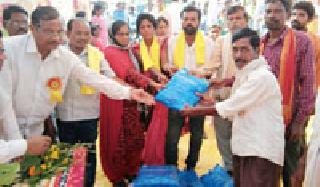 Allotment of mosquito netts to citizens in Gymnastics | जिमलगट्टात नागरिकांना मच्छरदानीचे वाटप Allotment of mosquito netts to citizens in Gymnastics | जिमलगट्टात नागरिकांना मच्छरदानीचे वाटप
