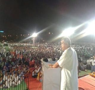 Farmers, landed on the road for the right person! | शेतक-यांनो, रास्त भावासाठी रस्त्यावर उतरा!