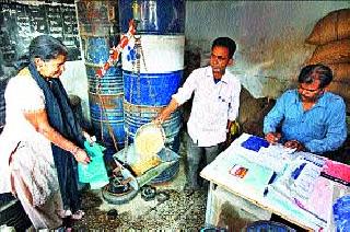 Allow for sale of oil, dal, and rava on ration | रेशनवर तेल, डाळ, रवा विक्रीची अनुमती Allow for sale of oil, dal, and rava on ration | रेशनवर तेल, डाळ, रवा विक्रीची अनुमती
