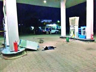 Petrol pump crash at Manmad | मनमाड येथे पेट्रोलपंपाची तोडफोड