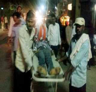 Travel to the patient's 200 meter stretcher from Wardali road | वर्दळीच्या रस्त्यावरून रुग्णाचा २०० मीटर स्ट्रेचरवर प्रवास