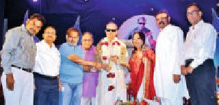 Pandit Prabhakar Dhakal felicitated | पंडित प्रभाकर धाकडे यांचा सत्कार Pandit Prabhakar Dhakal felicitated | पंडित प्रभाकर धाकडे यांचा सत्कार