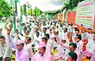 Farmers' fasting for peak crops | पीककर्जासाठी शेतकऱ्यांचे उपोषण