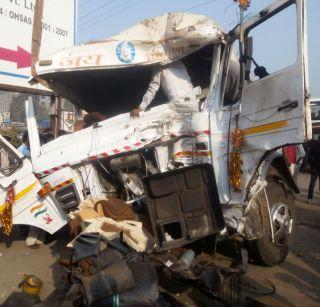 Pune - 8 hurt seriously and seriously injured on Solapur highway | पुणे - सोलापूर महामार्गावर अपघात, 8 जण गंभीर जखमी