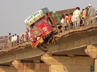 Two trucks of sand trucks on the highway, dead and uncles killed on the spot | भीमानदीवरील पुलावर वाळूच्या ट्रकचे दोन बळी, मामा-भाचे जागीच ठार