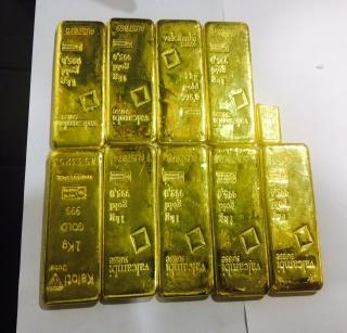 Pune: Nine kg of gold caught in the airport | पुणे- विमानतळावर पकडले तब्बल नऊ किलो सोने