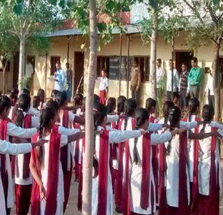 विदयार्थ्यांनी घेतली फटाके न फोडण्याची शपथ