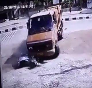 VIDEO: The teacher died after being hit by truck | VIDEO : ट्रकखाली चिरडून शिक्षकाचा जागीच मृत्यू