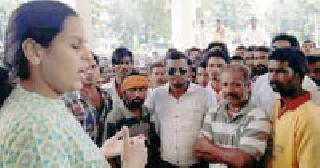 Workers' Stretch movement for wages | मजुरीसाठी मजुरांचे ठिय्या आंदोलन Workers' Stretch movement for wages | मजुरीसाठी मजुरांचे ठिय्या आंदोलन