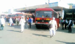 Passengers are the busiest bus stand | प्रवाशांनी फुलतेय बसस्थानक Passengers are the busiest bus stand | प्रवाशांनी फुलतेय बसस्थानक
