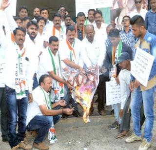 Outside theater, NCP's Gandhigiri | चित्रपटगृहाबाहेर राष्ट्रवादीची गांधीगिरी