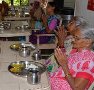 Junagadh Diwali: Finding the old age of others happy! | वृद्धाश्रमातील दिवाळी : निराधार वृद्ध शोधताय इतरांमध्ये आनंद!