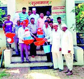 Distribution of materials at Nandurwadi | नांदूरवैद्य येथे साहित्य वाटप