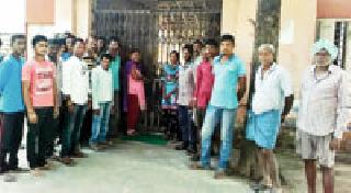The angry villagers locked the Kamlapur Ph.C. | संतप्त गावकऱ्यांनी कमलापूर पीएचसीला ठोकले कुलूप The angry villagers locked the Kamlapur Ph.C. | संतप्त गावकऱ्यांनी कमलापूर पीएचसीला ठोकले कुलूप