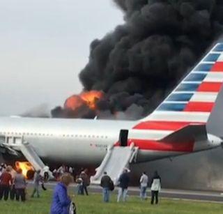 VIDEO: American Airlines plane fire, seven injured | VIDEO : अमेरिकन एअरलाइन्सच्या विमानात लागली आग, सात जण जखमी