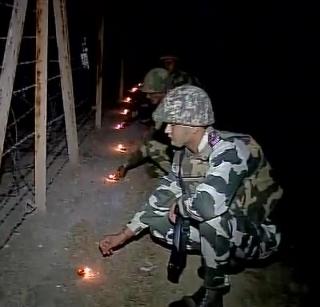 Lights lit on LOC, soldiers celebrate Diwali | LOC वर उजळले दिवे, जवानांनी साजरी केली दिवाळी