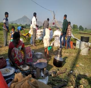 No Ladoo, do not crack! Our Diwali chewing bread and chest! | ना लाडू, ना फटाके! आमच्या दिवाळीला चुलीवरची भाकरी आणि धपाटे!