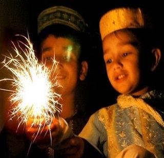 Take care to crack the fireworks | फटाके फोडताना घ्या काळजी