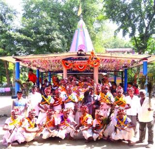 Great dance festival on the Gujarat Gujarat border | महाराष्ट्र गुजरात सीमेवर घोर नृत्योत्सव