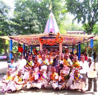 Great dance festival on the Gujarat Gujarat border | महाराष्ट्र गुजरात सीमेवर घोर नृत्योत्सव Great dance festival on the Gujarat Gujarat border | महाराष्ट्र गुजरात सीमेवर घोर नृत्योत्सव