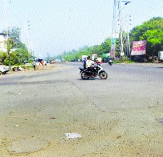 Due to the widening of the road breathing | रुंदीकरणाने रस्त्याचा श्वास कोंडला