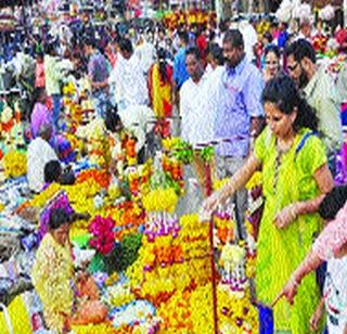 The marigold market blossomed ... every night! | झेंडूचा बाजार फुलला...दर कोमेजला!