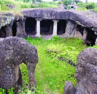 Caves in Ambajogai are being overlooked | अंबाजोगाई येथील लेणी होत आहेत दुलर्क्षित