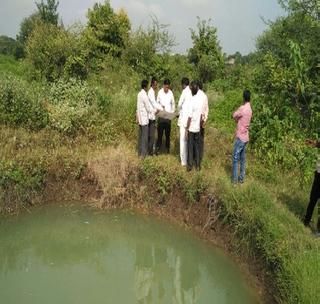 Dugdhaliyala funds in water! | खोदतळ्य़ांचा निधी पाण्यात!