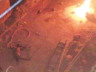 Cylinder split at Azadoh | आजनडोह येथे सिलिंडरचा भडका Cylinder split at Azadoh | आजनडोह येथे सिलिंडरचा भडका