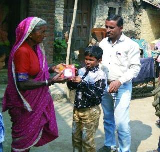 A visit of blind devotee to solar lantern to eye donor families | नेत्रदानकर्त्या कुटुंबियांना अंध चेतनची सौर कंदीलाची भेट