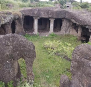 The illuminated caves at Ambajogai | अंबाजोगाई येथील दुलर्क्षित लेणी