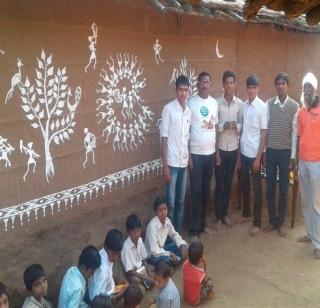 Colorful color of 'Warli' on tribal's house | आदिवासींच्या घरावर ‘वारली’ची रंगरंगोटी