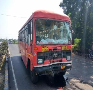 ST hits the truck; 19 passengers injured | एसटीची ट्रकला धडक; १९ प्रवासी जखमी