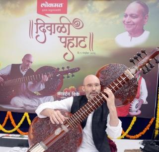 VIDEO: Yavatmalakar Yoga by Kirsten Vicke's Rudravina Vadan | VIDEO : कर्स्टन विके यांच्या रुद्रवीणा वादनाने यवतमाळकर मंत्रमुग्ध