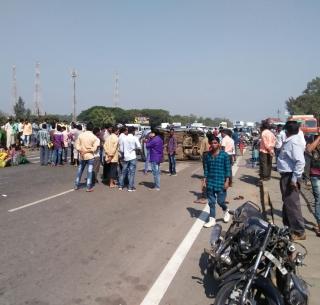 Accidents, villagers stopped the highway in Gujarat border | गुजरात महाराष्ट्र सीमेवर अपघात, ग्रामस्थांनी महामार्ग रोखला