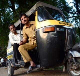 VIDEO: Pictures of Forty-two grocery, making rickshawy picture! | VIDEO : चाळीस गुंठे शेती विकून रिक्षावाला बनवतोय पिक्चर!