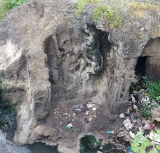 The caves at Ambajogai are overlooked | अंबाजोगाई येथील लेणी दुलर्क्षित