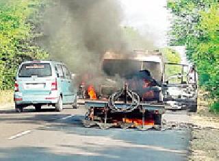 The farmers picked up the Mobori thieves vehicle | शेतकऱ्यांनीच पकडून दिले मोसंबी चोरट्यांचे वाहन