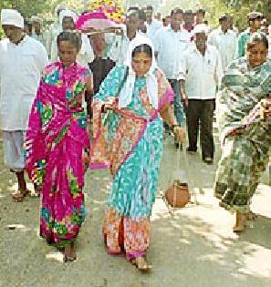 The daughter took possession | परंपरेला फाटा देत मुलीने धरले आकटे The daughter took possession | परंपरेला फाटा देत मुलीने धरले आकटे