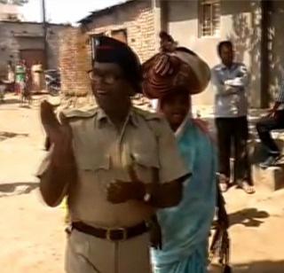 VIDEO: A polite constable is taking a 'warrant' at the house of toilets | VIDEO : शौचालय नसणा-यांच्या घरी बहुरुपी हवालदार घेवून जातोय ‘वॉरंट’ VIDEO: A polite constable is taking a 'warrant' at the house of toilets | VIDEO : शौचालय नसणा-यांच्या घरी बहुरुपी हवालदार घेवून जातोय ‘वॉरंट’