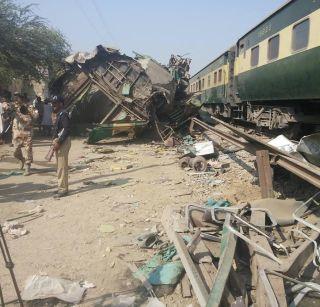 Death toll of 16 passengers in Pakistan, severe train accidents | पाकिस्तानात भीषण रेल्वे अपघात, 16 प्रवाशांचा मृत्यू