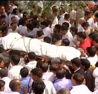 A crowd of leaders from Ram Kishan's funeral, Rs 1 crore from Kejriwal | राम किशन यांच्या अंत्ययात्रेला नेत्यांची गर्दी, केजरीवाल यांच्याकडून 1 कोटींची मदत