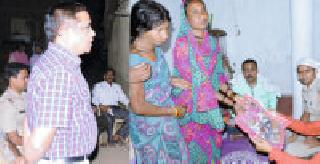 Brothers' visit to neglected resident | दुर्लक्षित वस्तीतील बहिणींना भाऊबीजेची भेट Brothers' visit to neglected resident | दुर्लक्षित वस्तीतील बहिणींना भाऊबीजेची भेट